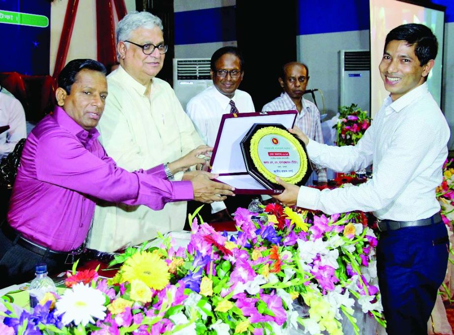 KHULNA: Finance Affairs Adviser to the Prime Minister Dr Mashiur Rahman presenting crest to SM Hasanuzzaman Tito, MD, A -One Group Ltd as a highest tax payer in Khulna Division at a function organised by NBR on the occasion of National Incame Tax Day at