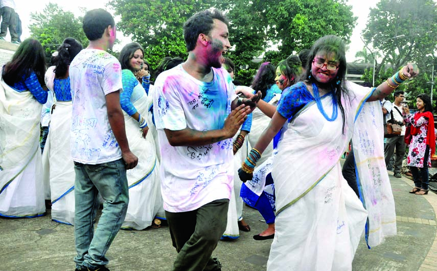 Students of Botany Department (Session 2010-'11) of Dhaka University rejoicing in observance of its Rag Day-2014 in front of TSC of the university on Wednesday.