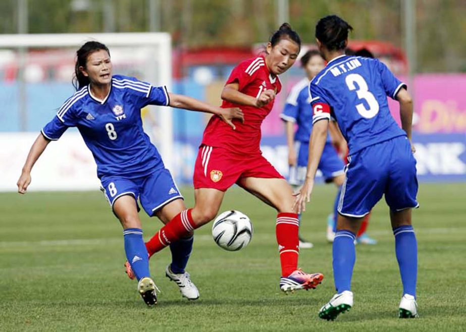 China's Yang Li (centre) attempts to play past Taiwan's Wang Hsiang Huei (left) and Lin Man Ting during their match at the 17th Asian Games in Incheon, South Korea on Thursday.