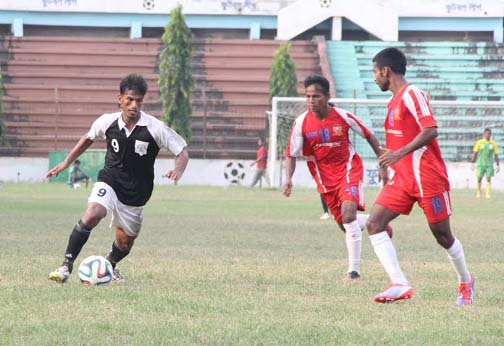 An action from the match of the Bengal Group Senior Division Football League between Mohakhali Eleven and Dhaka Wanderers Club at the Bir Shreshtha Shaheed Sepoy Mohammad Mostafa Kamal Stadium in Kamalapur on Thursday.