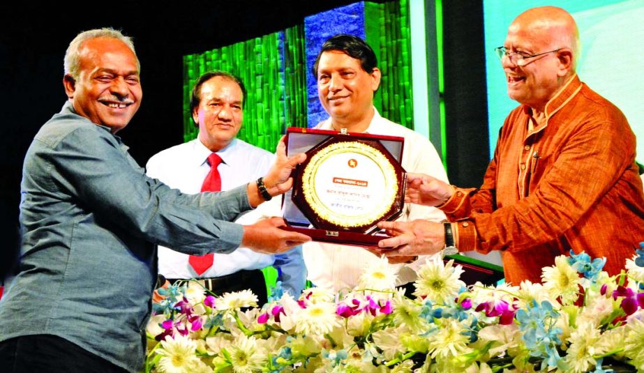 Finance Minister AMA Muhith, presenting individual top taxpayer award for the year 2013-14 of Dhaka City Corporation to Haji Abdu Kadir Molla, Chairman of Thermax Group Limited at a city hotel organised by the National Board of Revenue recently.