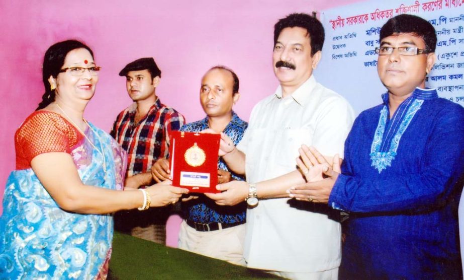 State Minister for LGED and Cooperatives Mashiur Rahman Ranga giving a crest to Papri Basu, Executive Director of Drishti, an organization for her contribution to social services at a ceremony organized by Asian Journalist Human Rights and Cultural Founda