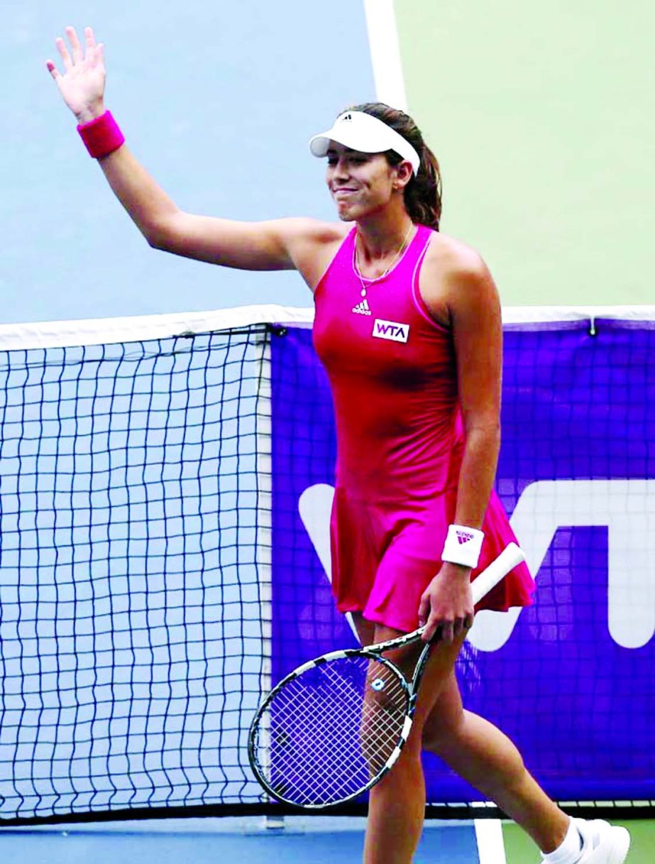 Garbine Muguruza of Spain waves after her win over Casey Dellacqua of Australia during their quarterfinal match of the Pan Pacific Open Tennis tournament in Tokyo on Friday.