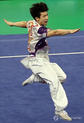 South Korean Lee Ha-sung clinched the gold in the Men's Changquan Event at the 17th Asian Games Wushu competition in Incheon on Saturday.