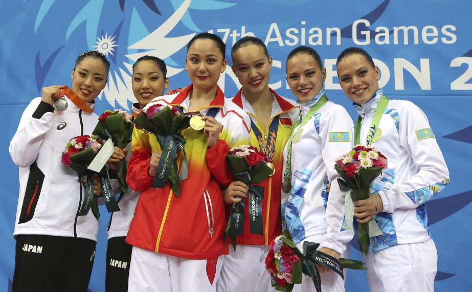 (From left) silver medal winners, Japan's Yukiko Inui and Risako Mitsui, gold medal winners China's Sun Wenyan, Huang Xuechen and bronze medal winners Alexandra Nemich and Yekaterina Nemich pose for a photo after their synchronized swimming duets routin