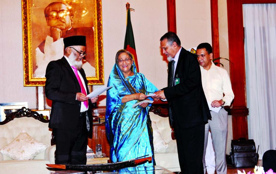 Prime Minister Sheikh Hasina receiving a cheque of Tk 10 million for her Relief Fund from Prof Abu Nasser Muhammad Abduz Zaher, Chairman of Islami Bank Bangladesh Limited at Gonobhaban on Thursday to rehabilitate the flood victims.