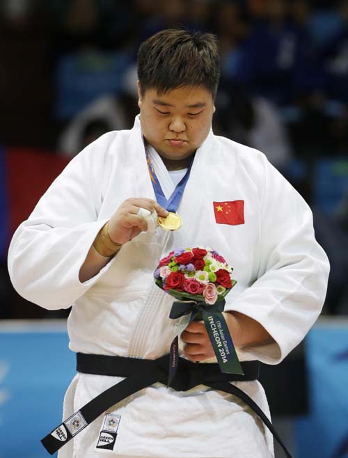 Chinaâ€™s Ma Sisi looks at her gold medal received for the womenâ€™s +78kg judo at the 17th Asian Games in Incheon, South Korea on Monday.