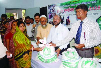 SIRAJGANJ: Mosharaf Hossain, Executive Vice President, Islami Bank Ltd, Bogra distributing relief materials among flood affected people at Belkuchi Girls' High School premises in Sirajganj on Wednesday.