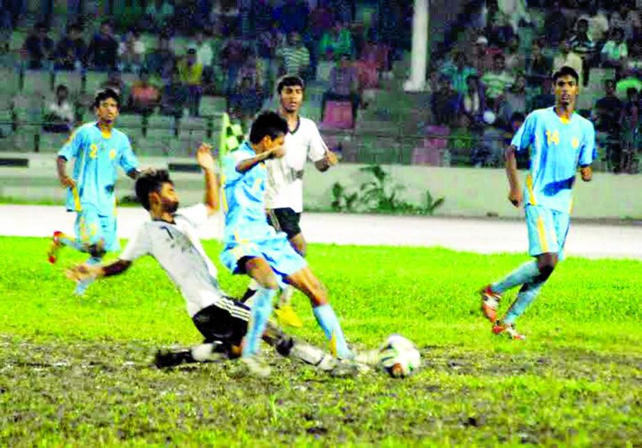 A moment of the match of the Airtel Under-18 Football Tournament between Dhaka Mohammedan Sporting Club Limited and Dhaka Abahani Limited at the Bangabandhu National Stadium on Friday.