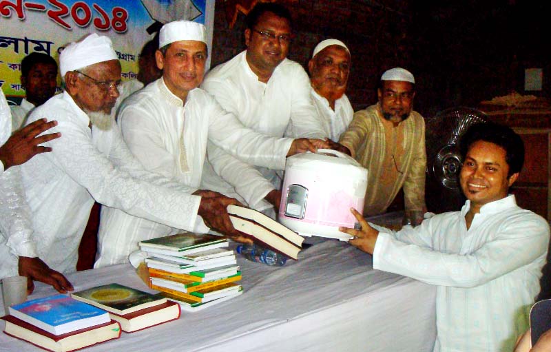CDA Chairman Abdus Salam distributing prizes among the quiz winners of Pak Noor Jam-e-Mosque at Chittagong recently.