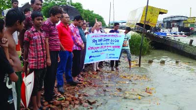 BARISAL: Locals in Barisal a formed a human chain on Kirtankhola River bank demanding water management policy for saving river and water bodies on Friday morning