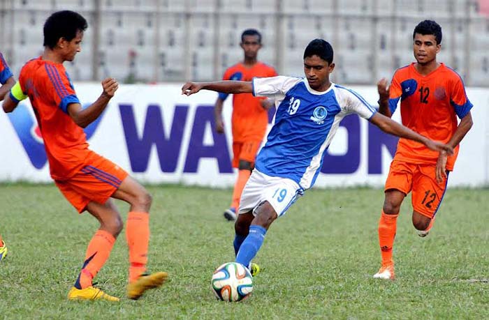 An action from the semifinal match of the Airtel Under-18 Football Tournament between Brothers Union Limited and Sheikh Russel Krira Chakra at the Bangabandhu National Stadium on Sunday.