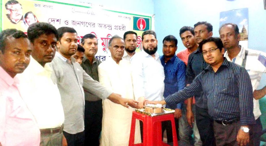 Leaders of Muktijoddha League, Chittagong City Unit cutting cake on the occasion of 68th birth day of Prime Minister Sheikh Hasina at a function yesterday.