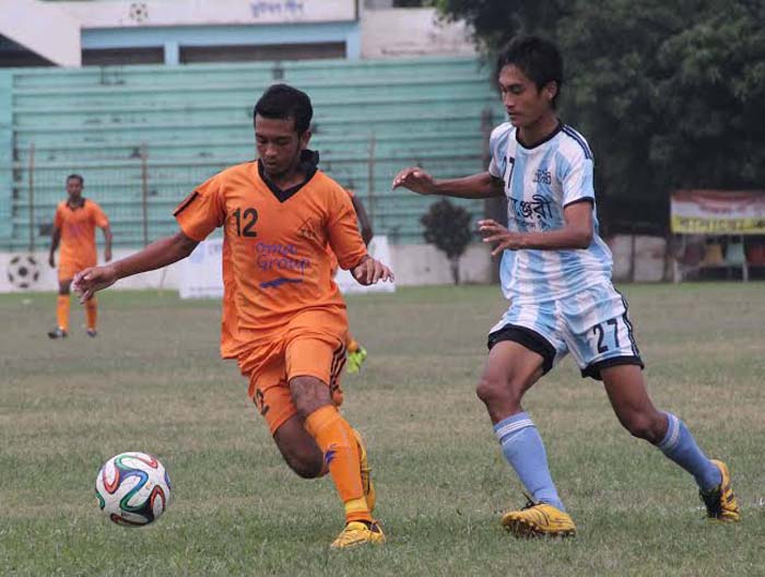 A view of the match of the Bengal Group Senior Division Football League between Bashabo Tarun Sangha and Dhaka United Sports Club at the Bir Shreshtha Shaheed Sepoy Mohammad Mostafa Kamal Stadium in Kamalapur on Monday.