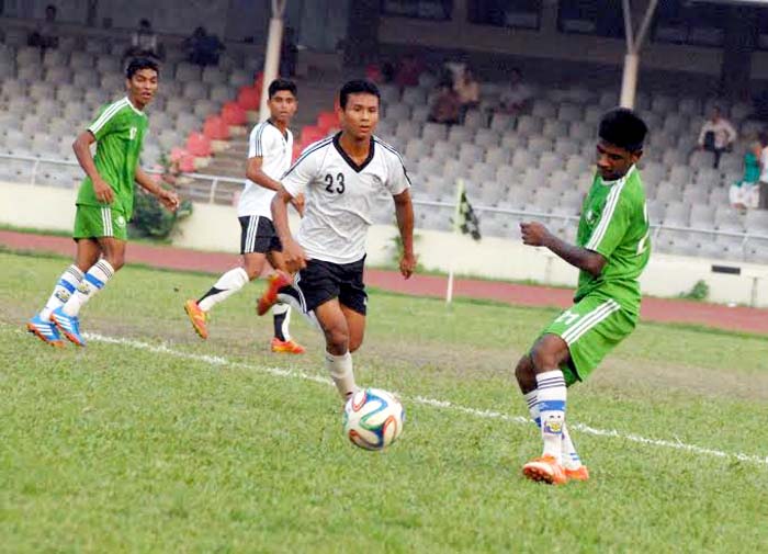 An action from the semifinal match of the Airtel Under-18 Football Tournament between Dhaka Mohammedan Sporting Club Limited and Team BJMC at the Bangabandhu National Stadium on Monday.