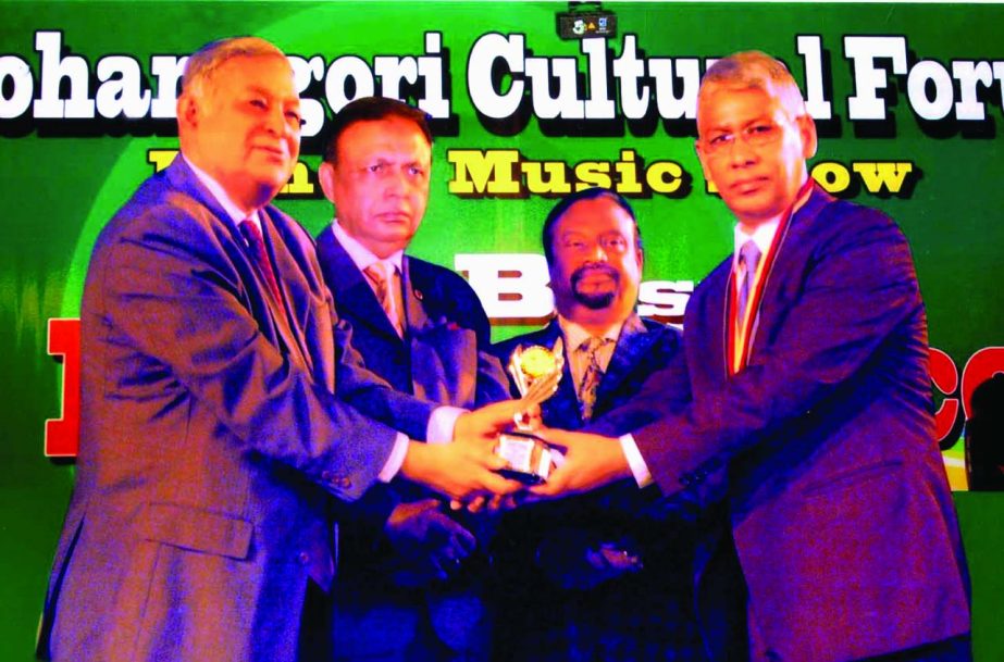 Former Chief Justice Md Tafazzal Islam handing over Gold medal to Meer Mahfuzur Rahman, Managing Director of Meer Fashion Wear Limited, for special contribution in business at a city hotel on Thursday. City Sanskritic Forum organized the "Gold Medal Awar