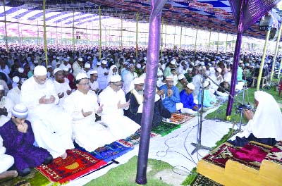 DINAJPUR: Muslims offering munajat at the main Eid jamaat at historic Shaheed Maidan in Dinajpur on Monday.
