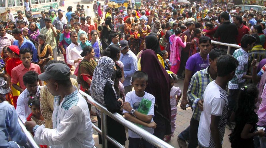 Visitors crowded at the entrance of Mirpur Zoo in the city. The snap was taken on Wednesday, third day of holy Eid-ul-Azha.