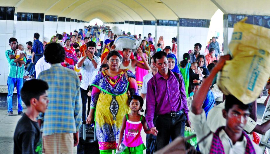 BACK TO BUSY LIFE: With Eid vacation over, city dwellers along with their family members and children, in a virtual pensive mood, disembarking from the train at Kamalapur railway station on Wednesday.