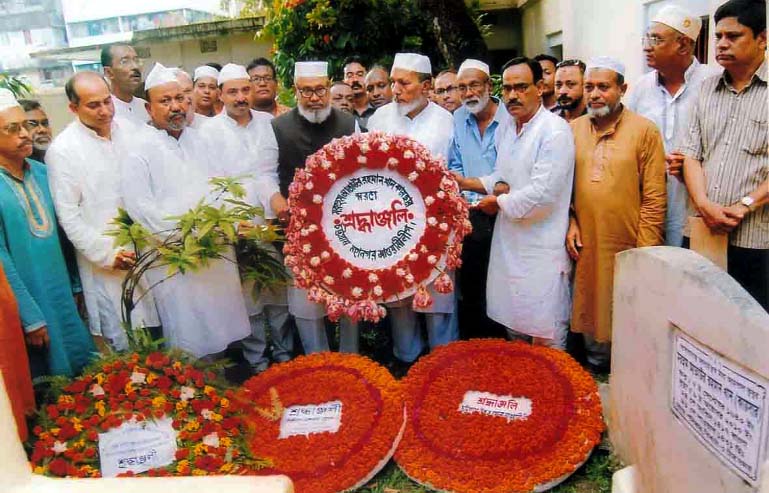 Chittagong City Awami League President Alhaj ABM Mohiuddin Chowdhury along with other leaders placing wreaths at the graveyard of AL leader Ataur Rahman Kausar in Chittagong yesterday.