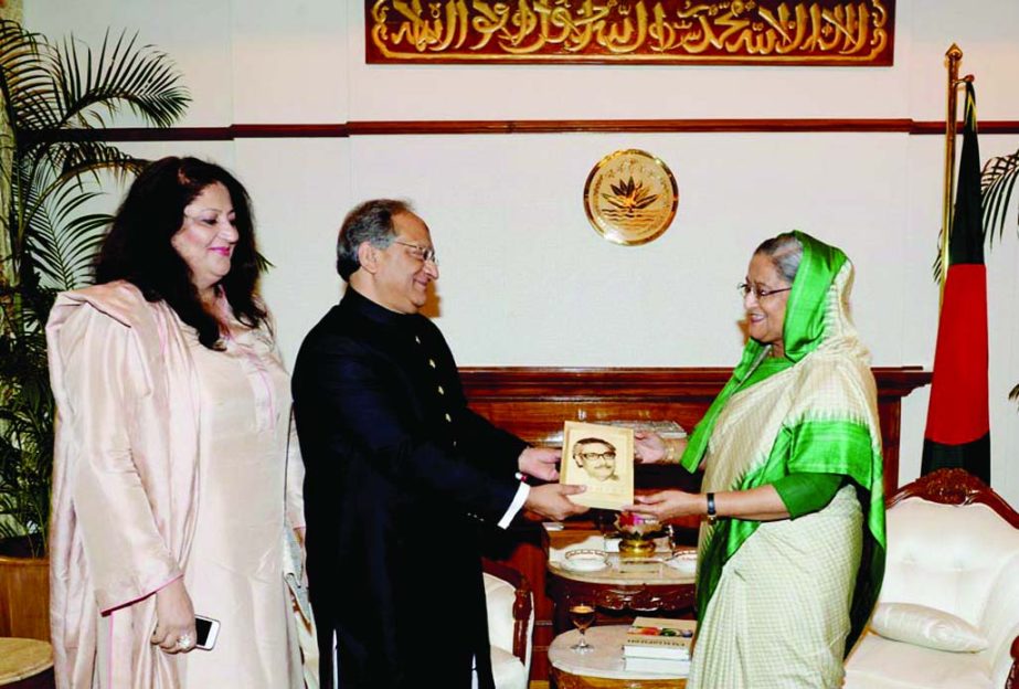 Outgoing Pakistan High Commissioner to Bangladesh Mian Afrasiab Mehdi Hashmi Qureshi paid a courtesy call on Prime Minister Sheikh Hasina at the latter's office on Thursday.