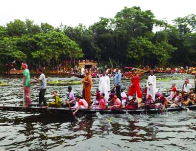 BANARIPARA (Barisal): A traditional boat race was held on Iluhar -Nanduhar river on Thursday . Professor Sukranjan Samaddar Smriti Foundation organised the race.