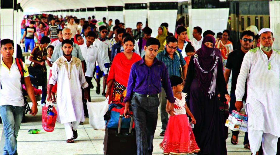More city dwellers returned to the capital on the 4th day after celebrating Eid. This photo was taken from Kamalapur Railway Station on Friday.