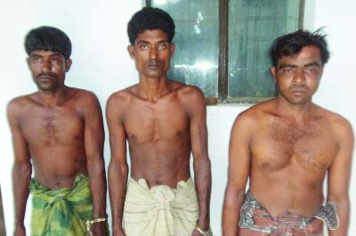 KISHOREGANJ: Local people held three notorious criminals and recovered a boat, huge country- made arms at Joyshiddhi in Itna Upazila on Wednesday midnight.