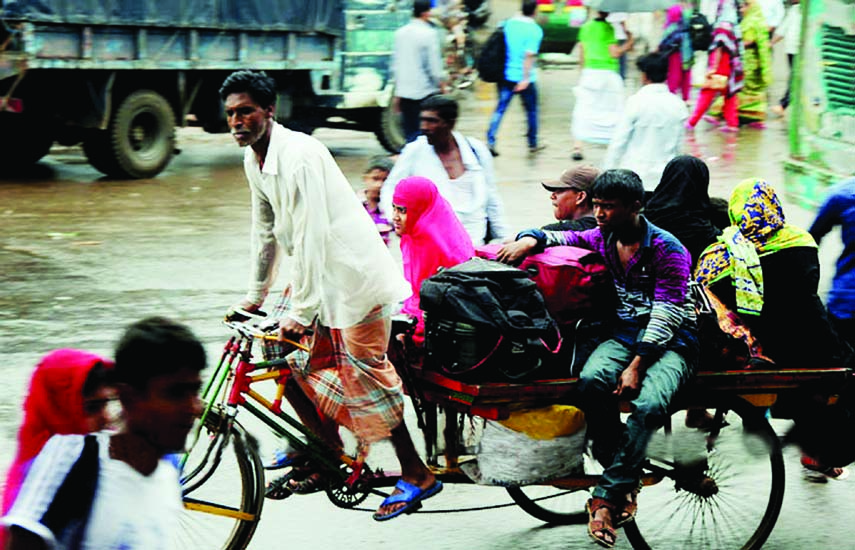 City-bound passengers have started to return braving drizzle after celebrating Eid-ul-Azha and Durga Puja with near and dear ones at their village homes. The snap was taken from the city's Jatrabari area on Saturday.
