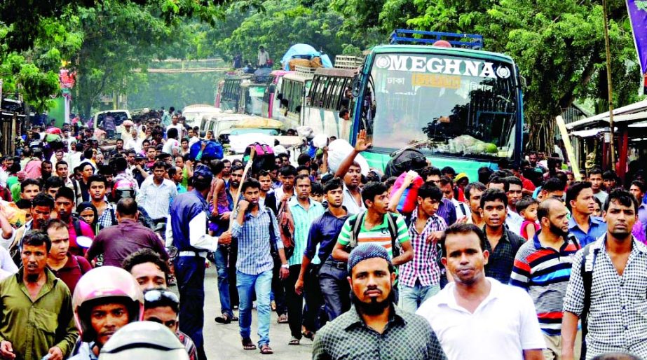 HUDHUD STORM ALERT : Thousands of passengers remained stranded on Mawa-Dhaka Highway following partial disruption of ferry services due to storm warning on Saturday.