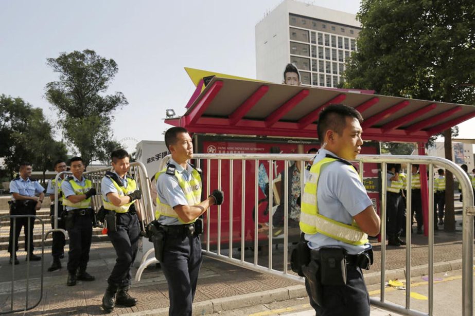 Police officers remove some barricades used by pro-democracy protesters who have been occupying main roads in the Asian financial center for two weeks in Hong Kong. Photo: Internet