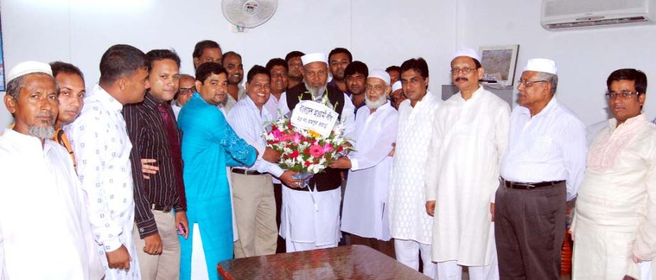 Former mayor and Chittagong City Awami League leader ABM Mohiuddin Chowdhury is being greeted by the leaders of Rampura Ward Awami League at a function in Chittagong recently.