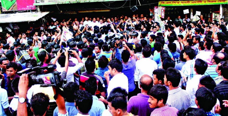 Activists of Jatiyatabadi Chhatra Dal (JCD) rejoicing in front of the BNP central office in the city's Nayapalton on Wednesday after declaration of the new JCD committee.