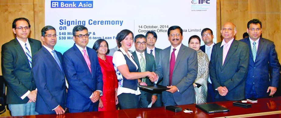 Md Mehmood Husain, Managing Director of Bank Asia Limited and Inessa Tolokonnikova, Manager, International Finance Corporation, South Asia, a private sector arm of World Bank Group, ink a deal for $70 million short-term loan at the bank's corporate offic