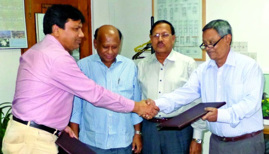 Md Abdur Rashid Mia, Director of Construction of Cleaners Colony Project of LGED and Md Shahidullah, Executive Director of NAVANA Construction Limited, sign a deal to build abode for conservancy workers of Dhaka City Corporation at LGED Chief Engineer's