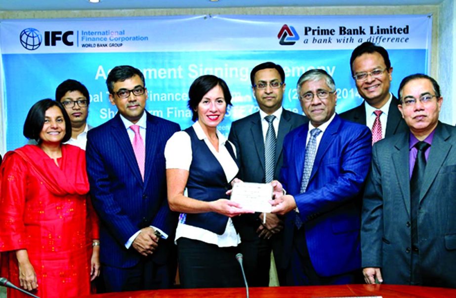 Ahmed Kamal Khan Chowdhury, Acting Managing Director of Prime Bank Limited, handing over the crest to Inessa Tolokonnikova, Manager, International Finance Corporation, South Asia, a private sector arm of World Bank Group, at a $70 million Short Term Loan