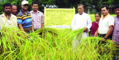 RANGPUR: RDRS Bangladesh organised a farmers' field day to demonstrate the CA-based DSR and PTOS technologies in farming drought tolerant BRRI dhan 56 rice in village Matiakura of Dinajpur on Wednesday.