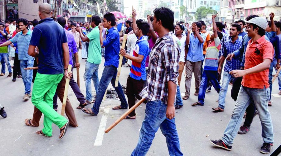 Aggrieved JCD men demonstrating in front of Naya Paltan's BNP office with arson and sticks on Saturday Later, they locked the office of the newly elected students body.