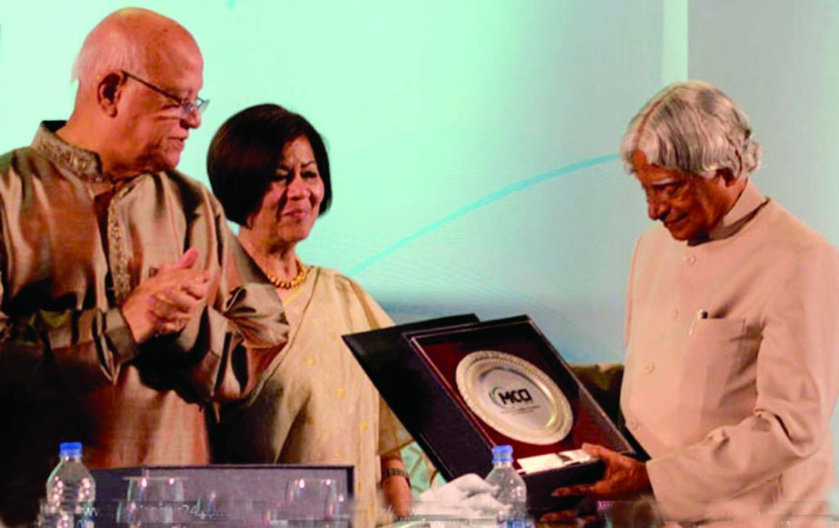Former Indian President Dr APJ Abdul Kalam is receiving crest from MCCI President Rokeya Afzal Rahman at a function marking its 110 years at Bangabandhu International Conference Centre in Dhaka on Saturday. Finance Minister AMA Muhith is also seen standin