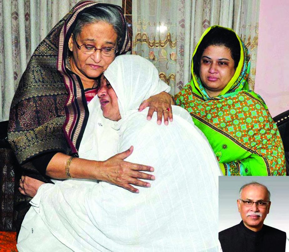 Prime Minister Sheikh Hasina consoling the relatives of Bazlur Rahman (Inset), a valiant freedom fighter, President of Bangabandhu Sainik League and former liaison officer of PM at his residence in the city on Monday when the former visited there to pay l