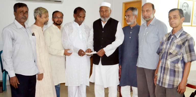 SM Yousuf, owner of Shahin International Ltd handing over a cheque of Tk one lakh to ABM Mohiuddin Chowdhury, President, Nawab Wali Beg Kan Msque Managing Committee at chittagong recently.