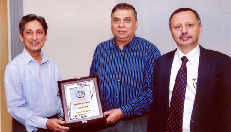 CDA Chairman Abdus Salam presenting crest to outgoing member of CDA Syed Jamal Ahmed at a function at his office recently.