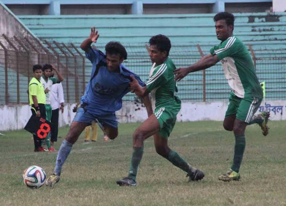 A moment of the match of the Bengal Group Senior Division Football League between Bangladesh Boys Club and Friends Social Welfare Association at the Bir Shreshtha Shaheed Sepoy Mohammad Mostafa Kamal Stadium in Kamalapur on Tuesday. The match ended in a g