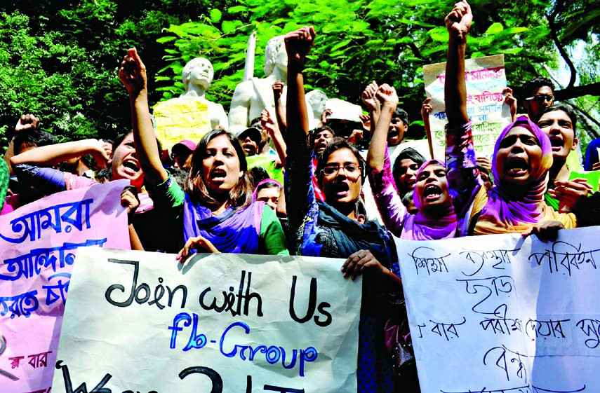 Aggrieved DU admission seekers continuing their agitation at Aparajeo Bangla on Tuesday and demanded the authority to withdraw the admission test decision immediately.