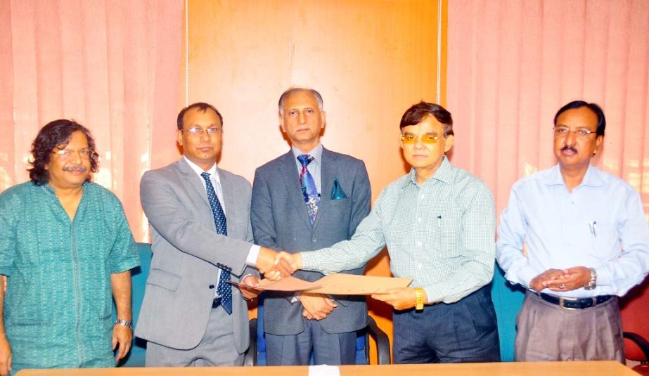 Treasurer of the Dhaka University Prof Dr Md Kamal Uddin and Pro-Vice Chancellor of the University of Burdwan Dr Shorosimohan Dan signed a MoU on behalf of their respective organizations on Wednesday at DU VC Office while DU Vice-Chancellor Prof Dr AAMS A