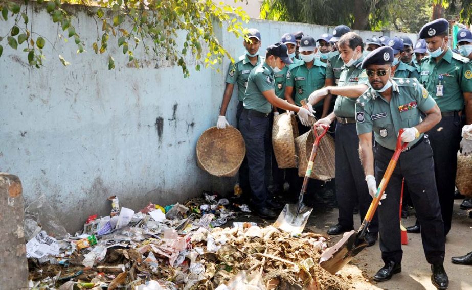 Police commissioner Abdul Jalil Mondol iinaugurating the cleaning campaign at WASA point organised by CMP on Friday.