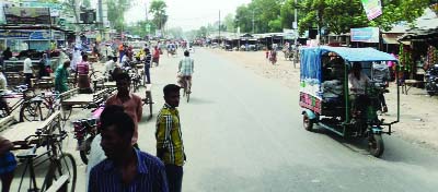 DUPCHANCHIA( Bogra): A view of Bogra-Naogaon Highway during yesterday's hartal hour yesterday.