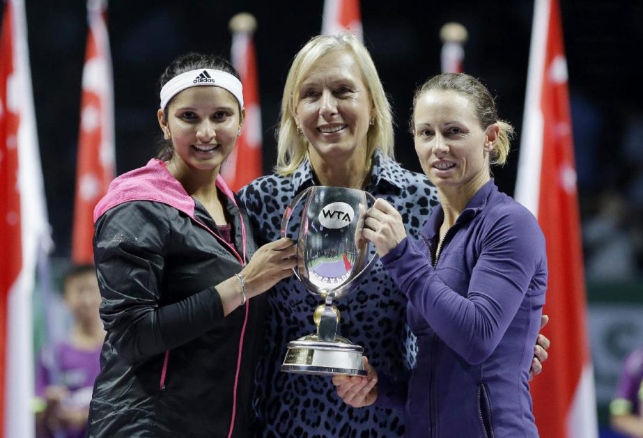 India's Sania Mirza (left) and Zimbabwe's Cara Black (right) stand with former champion Martina Navratilova and the trophy in her name after defeating Taiwan's Hsieh Su-Wei and China's Peng Shuai in the doubles final at the WTA tennis finals in Singap