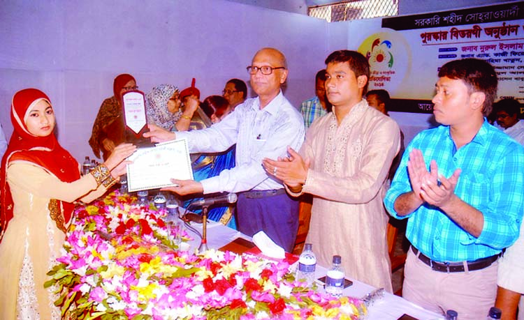 Minister for Education Nurul Islam Nahid distributes the prizes of the Annual Sports Competition of Shaheed Suhrawardy Government College at the auditorium of the College on Sunday.