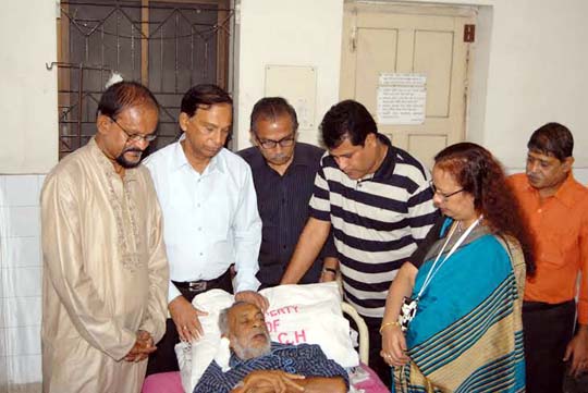 Members of Bangladesh Football Federation (BFF) visited Dhaka Medical College Hospital to see the condition of BFF official Sirajul Islam Bachchu on Wednesday. Sirajul Islam Bachchu has been suffering from kidney diseases for a long time.